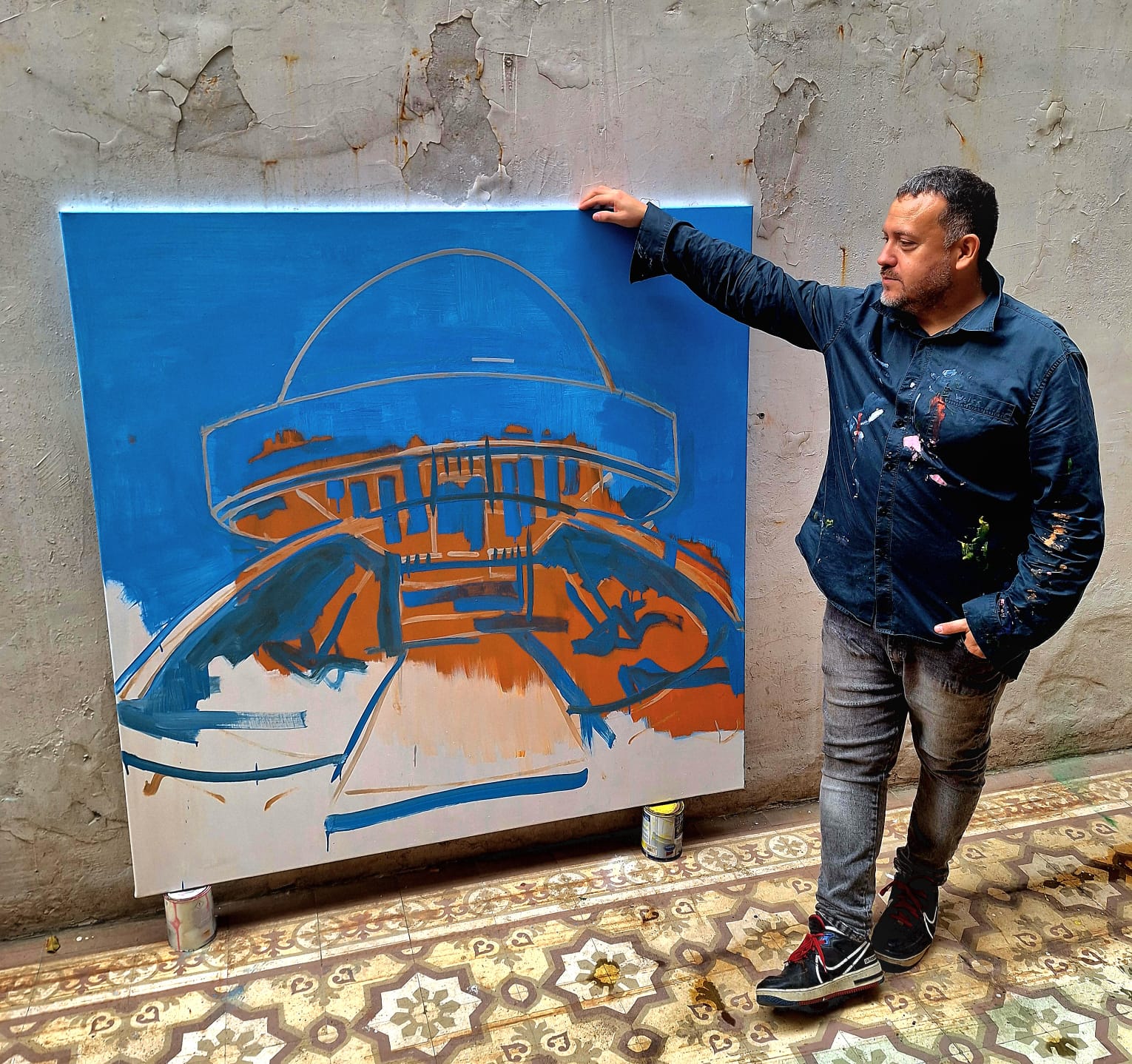 Guillermo Weiss trabajando en su taller sobre la obra Nave Planetaria